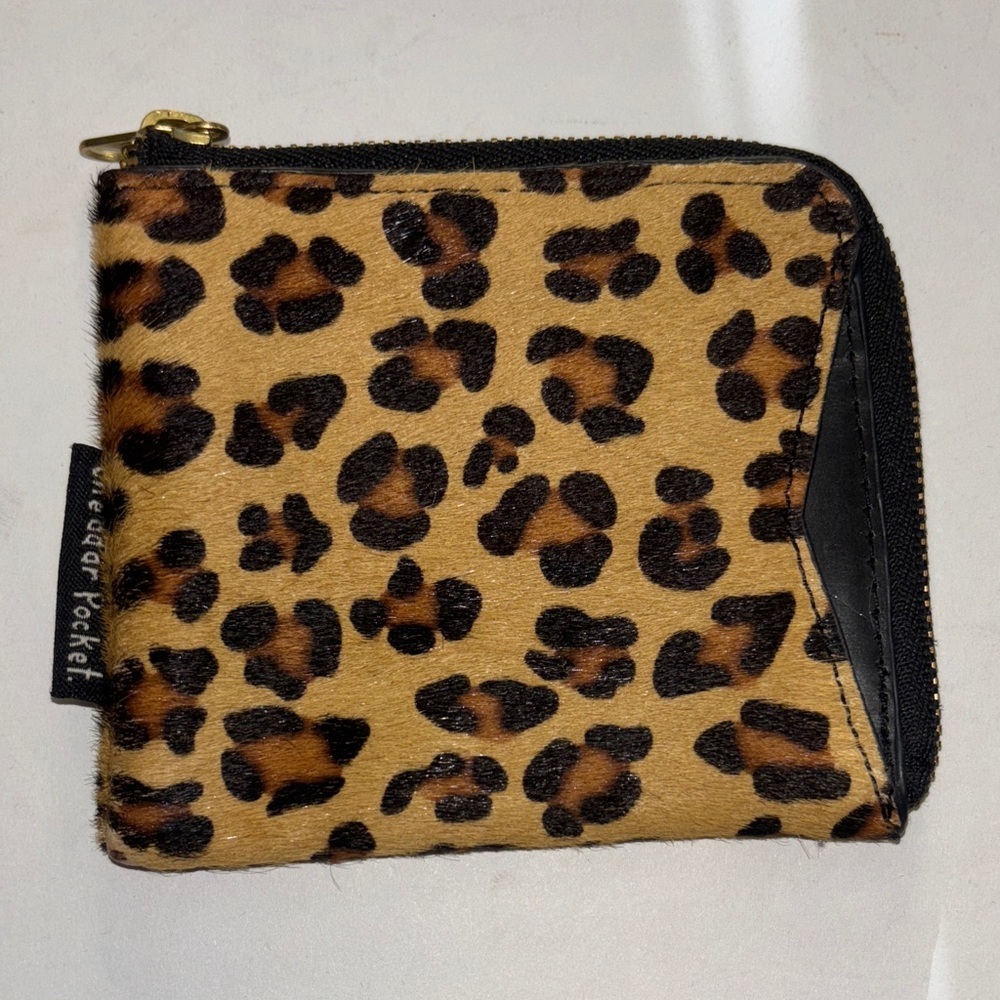 CHEDDAR POCKET BRAND CHEETAH PRINT
MONEY HOLDER ZIP CLOSURE WTH POCKET INSIDE